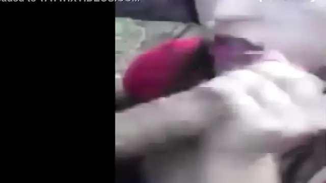 دختر خوشگل وسط راه رفتن یه ترک رو حسابی ساک می زنه.